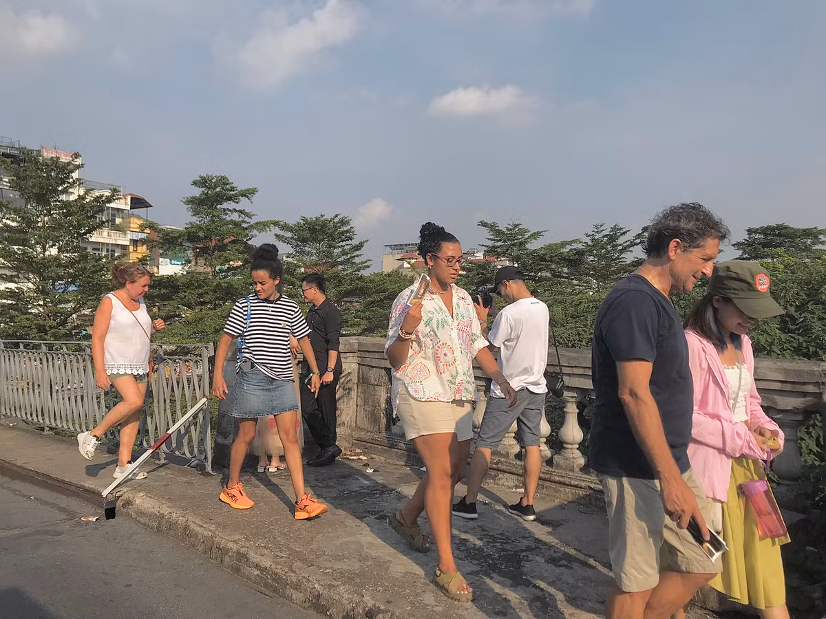 Tình trạng tụ tập vẫn diễn ra thường xuyên trên cầu Long Biên.