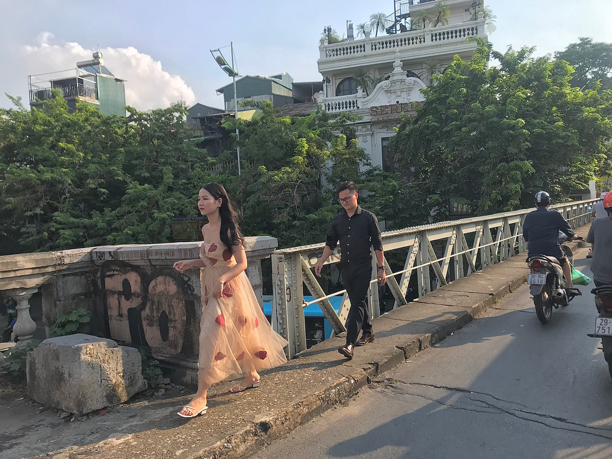 Đáng chú ý, nhiều vị trí tấm đan đã bị vỡ, trơ lõi sắt nên không chịu được tải trọng lớn khi có nhiều người đi lên cùng lúc.