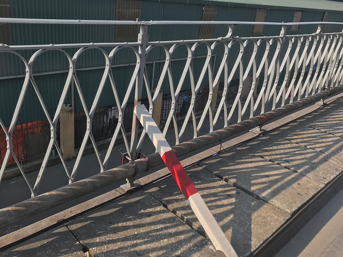 Dọc đường bộ hành, cứ khoảng 2m lại có thanh chắn để ngăn người đi bộ và xe máy.