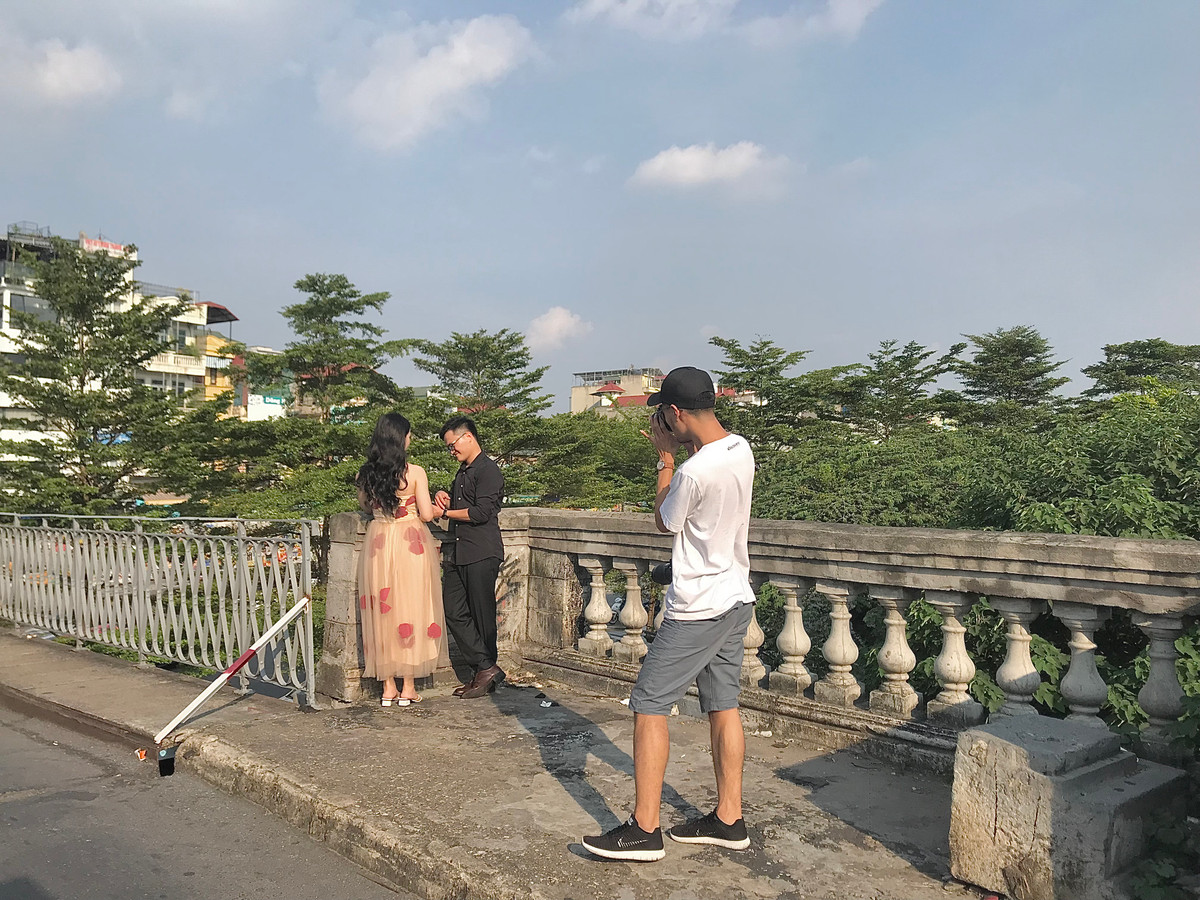 Không khó để bắt gặp hình ảnh các bạn trẻ rủ nhau lên cầu Long Biên hóng mát, chụp ảnh.