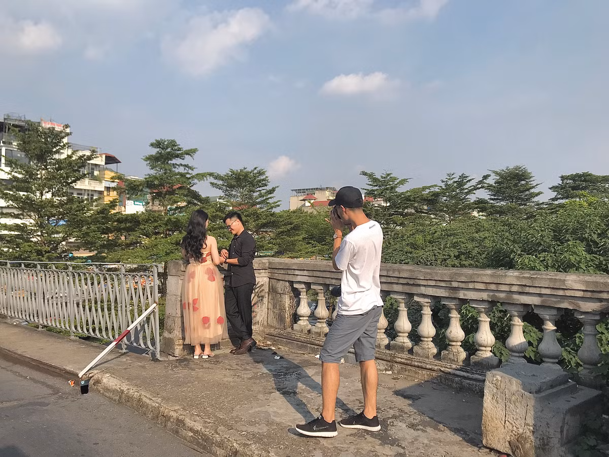 Không khó để bắt gặp hình ảnh các bạn trẻ rủ nhau lên cầu Long Biên hóng mát, chụp ảnh.