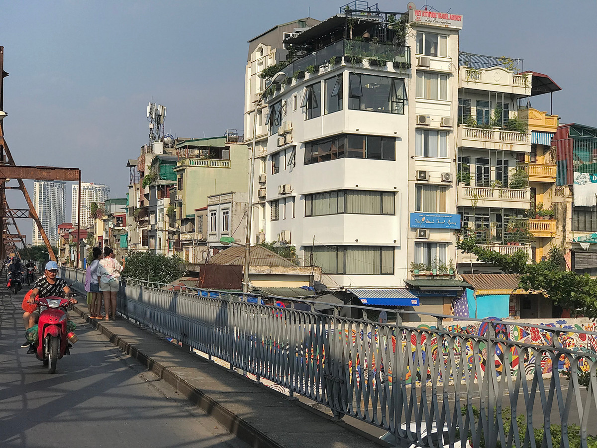 Trong tháng 5 vừa qua, cầu Long Biên đã liên tiếp xảy ra 2 vụ sập tấm đan trên lối đi dành cho người đi bộ và mặt đường bộ dành cho xe máy, xe thô sơ lưu thông, tiềm ẩn nguy hiểm khi di chuyển qua cây cầu này nên đơn vị quản lý đã đặt biển báo cấm người đi bộ. 