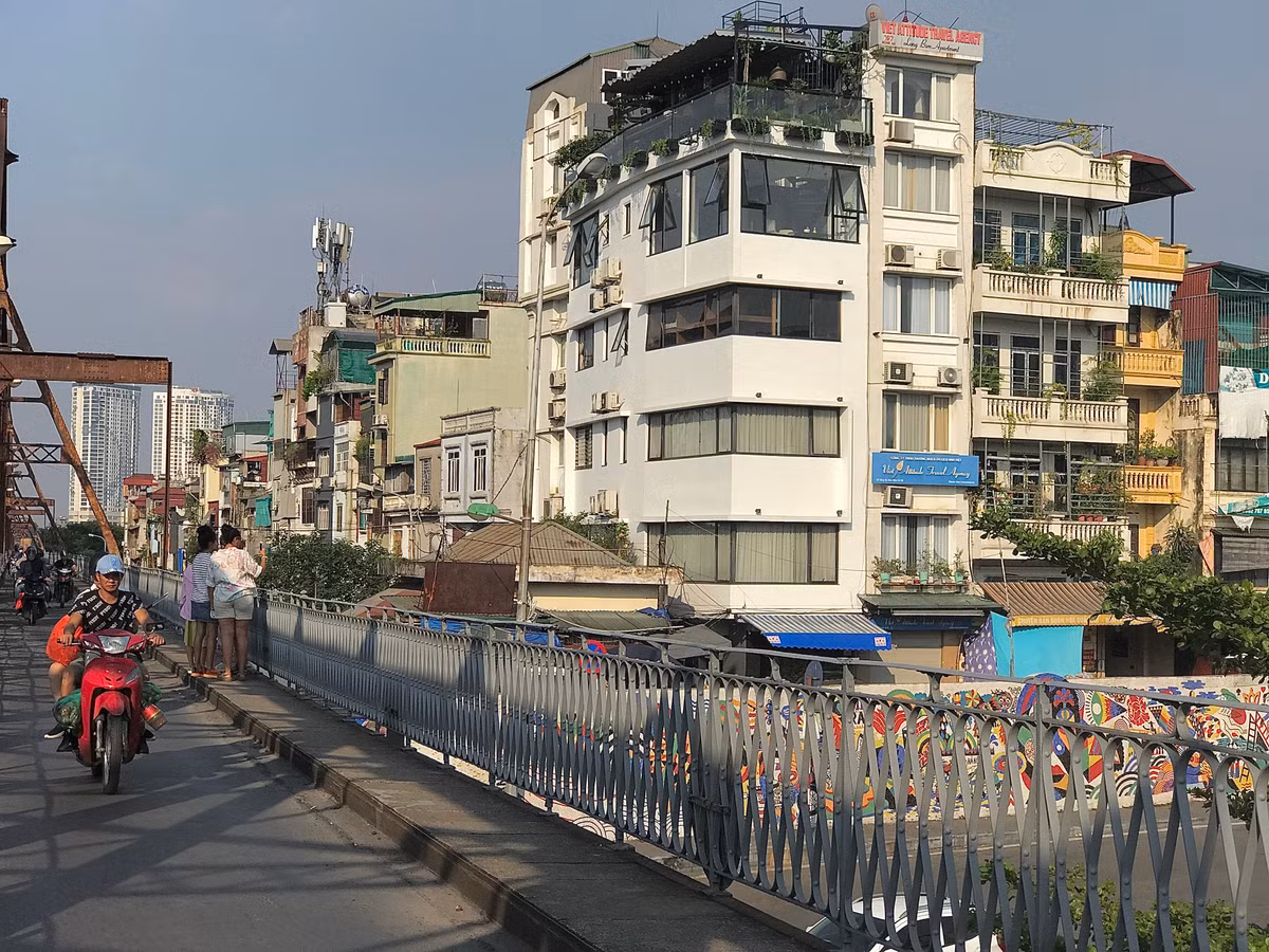 Trong tháng 5 vừa qua, cầu Long Biên đã liên tiếp xảy ra 2 vụ sập tấm đan trên lối đi dành cho người đi bộ và mặt đường bộ dành cho xe máy, xe thô sơ lưu thông, tiềm ẩn nguy hiểm khi di chuyển qua cây cầu này nên đơn vị quản lý đã đặt biển báo cấm người đi bộ. 