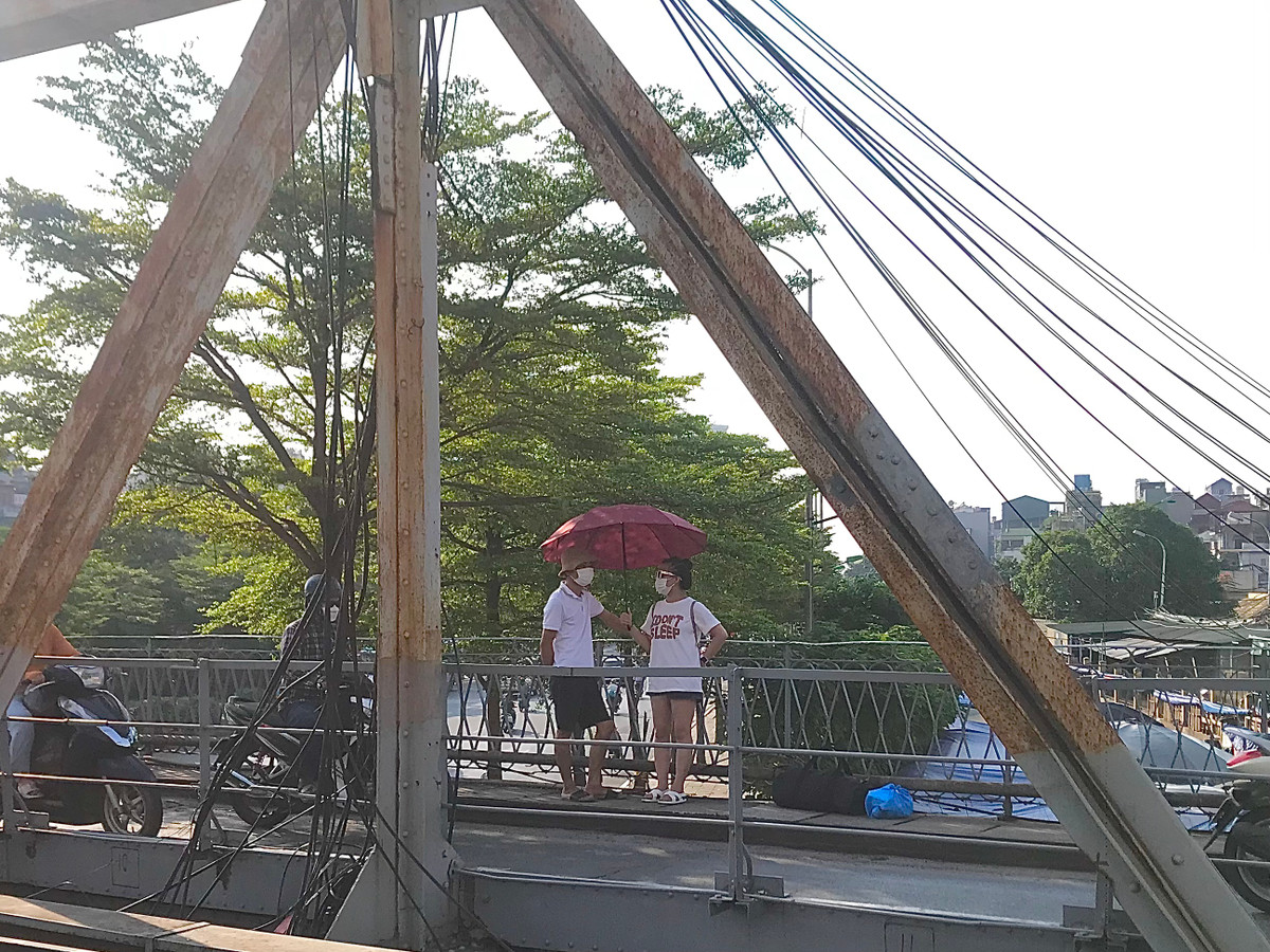 Việc người dân đi bộ trên các tấm đan bê tông lưới, mỏng tiềm ẩn nhiều nguy hiểm.