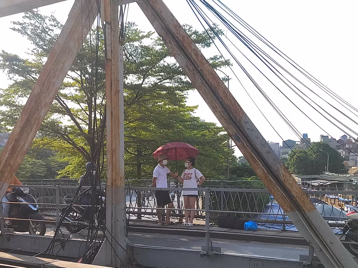 Việc người dân đi bộ trên các tấm đan bê tông lưới, mỏng tiềm ẩn nhiều nguy hiểm.