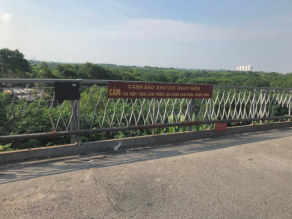 Những cảnh báo như tụ tập, tựa, leo trèo, chụp ảnh trên cầu Long Biên bị người dân “ngó lơ”.
