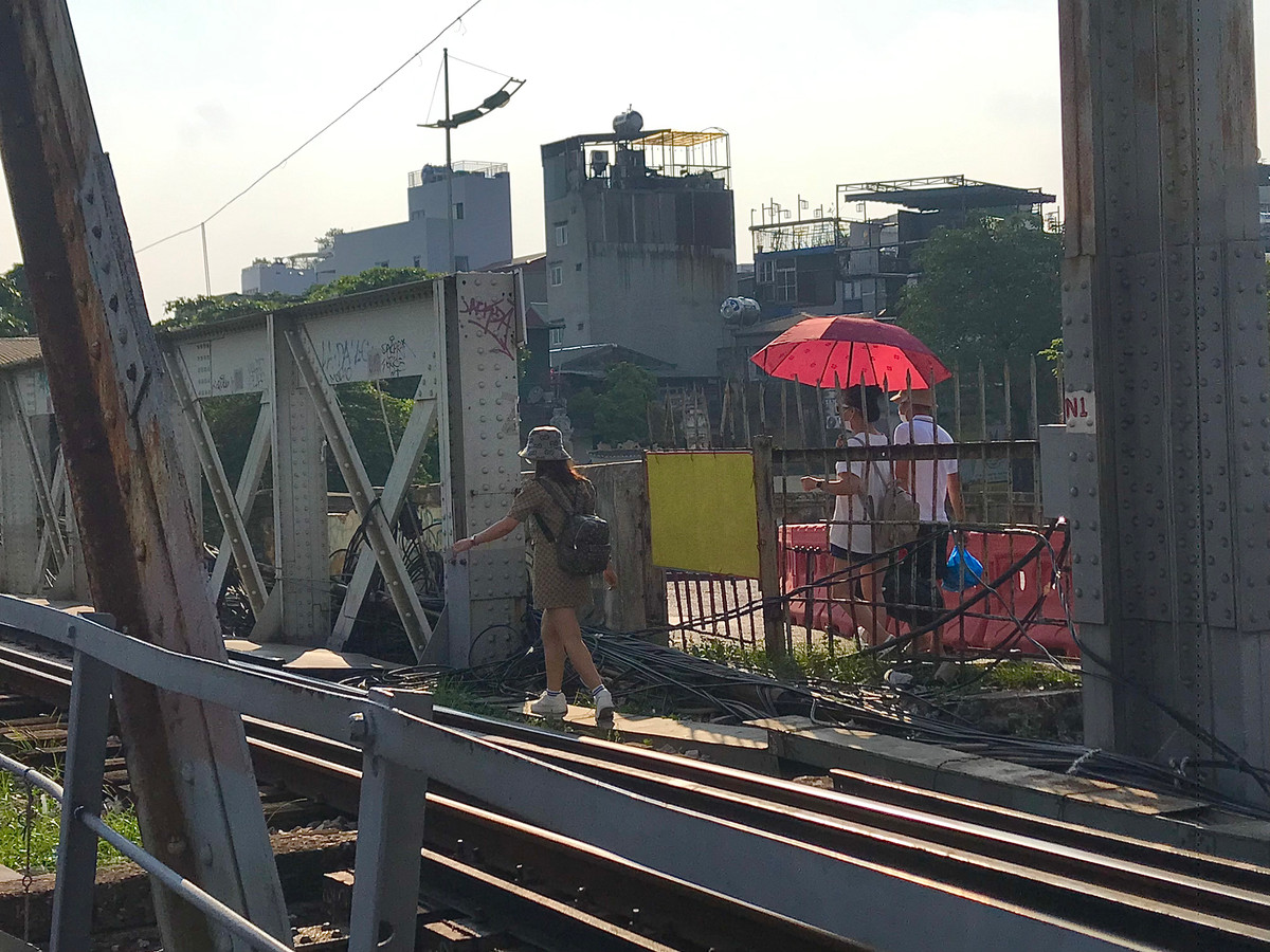 Thậm chí bất chấp nguy hiểm để leo vào đường ray tàu hỏa chụp ảnh.