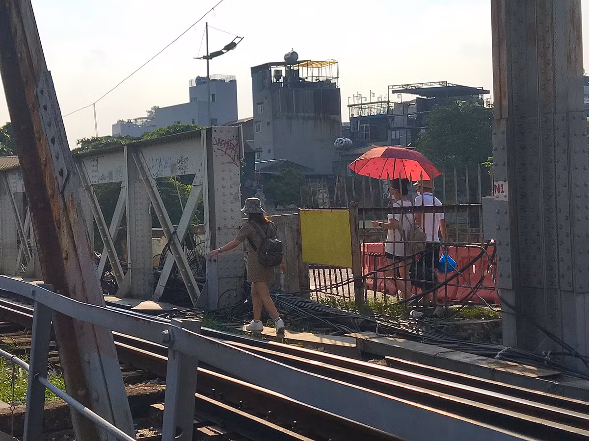 Thậm chí bất chấp nguy hiểm để leo vào đường ray tàu hỏa chụp ảnh.