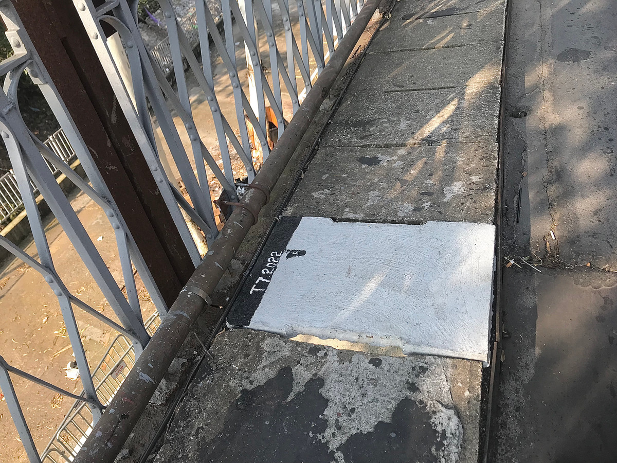 Sau sự cố sụt tấm đan bê tông gây thủng cầu Long Biên hồi cuối tháng 5 vừa qua, để tránh nguy hiểm, cơ quan chức năng đã gắn biển cấm đi bộ ở hai đầu cầu. 