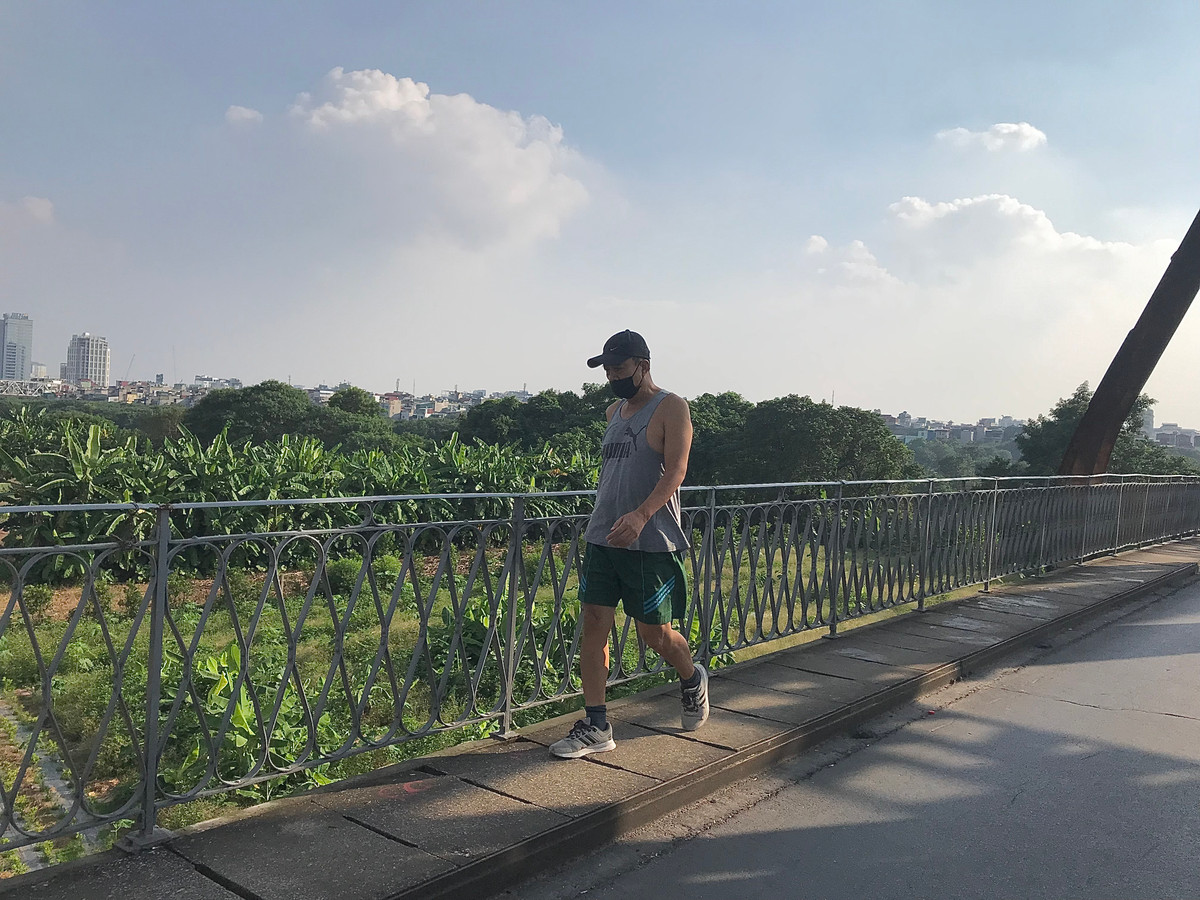 Tuy nhiên, theo ghi nhận của PV Báo Tri thức và Cuộc sống vào mỗi chiều, nhiều người vẫn vô tư đi bộ, hóng gió, tập thể dục... trên cầu.