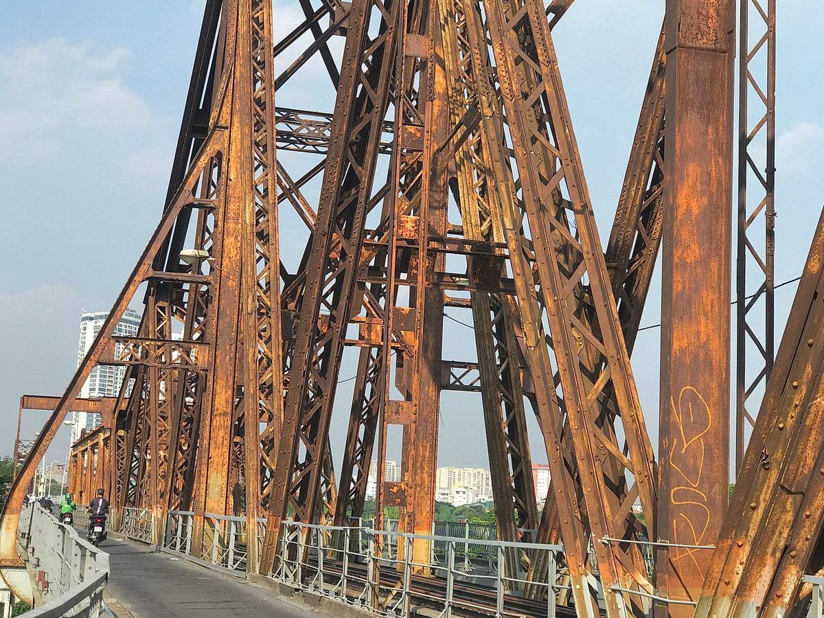 Trải qua nhiều lần sửa chữa, lần gần đây nhất là vào năm 2015 với kinh phí lên tới 300 tỉ đồng, tuy nhiên do tuổi đời lớn nên cầu Long Biên không tránh được tình trạng xuống cấp theo thời gian.