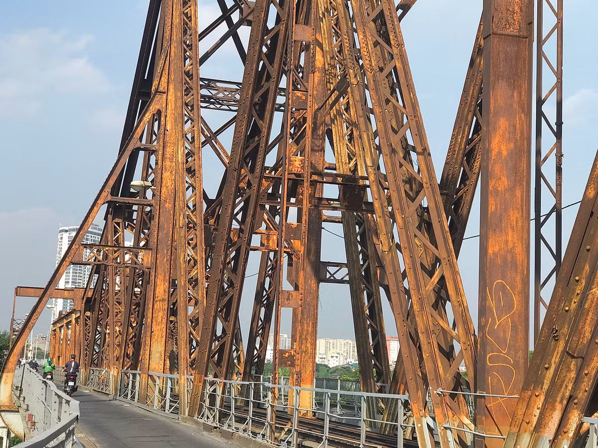 Trải qua nhiều lần sửa chữa, lần gần đây nhất là vào năm 2015 với kinh phí lên tới 300 tỉ đồng, tuy nhiên do tuổi đời lớn nên cầu Long Biên không tránh được tình trạng xuống cấp theo thời gian.