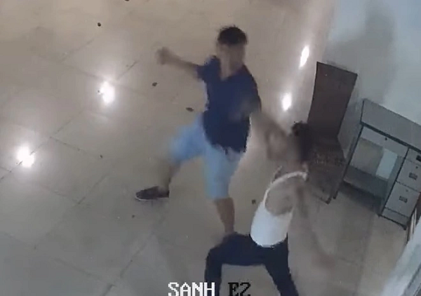  Ca sĩ Chế Phi bị đánh gục tại chung cư ở TP HCM: Rạng sáng 3/8,ca sĩ Chế Phi cùng người bạn chạy xe máy về chung cư Mỹ Đức, phường 21, quận Bình Thạnh. Tại đây, ca sĩ Chế Phi xảy ra cự cãi với một cư dân khác. Ít phút sau, một số thanh niên xuất hiện, chửi bới rồi xông vào đánh ca sĩ Chế Phi. Phát hiện sự việc, bảo vệ đến can ngăn, nhưng nhóm thanh niên vẫn không ngừng tay và chỉ rời đi khi nam ca sĩ bị đánh gục. Hiện Công an quận Bình Thạnh đã mời những người liên quan lên lấy lời khai. 