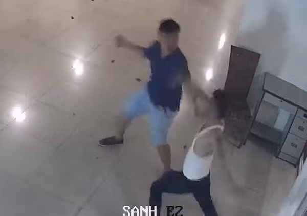  Ca sĩ Chế Phi bị đánh gục tại chung cư ở TP HCM: Rạng sáng 3/8,ca sĩ Chế Phi cùng người bạn chạy xe máy về chung cư Mỹ Đức, phường 21, quận Bình Thạnh. Tại đây, ca sĩ Chế Phi xảy ra cự cãi với một cư dân khác. Ít phút sau, một số thanh niên xuất hiện, chửi bới rồi xông vào đánh ca sĩ Chế Phi. Phát hiện sự việc, bảo vệ đến can ngăn, nhưng nhóm thanh niên vẫn không ngừng tay và chỉ rời đi khi nam ca sĩ bị đánh gục. Hiện Công an quận Bình Thạnh đã mời những người liên quan lên lấy lời khai. 