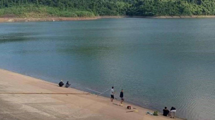  Hai chị em đuối nước khi tắm hồ, bố lao xuống cứu nhưng không kịp: Chiều 3/8, chính quyền địa phương và gia đình đang lo việc tổ chức đám ma cho 2 chị em là Hồ Thị Mỹ L (SN 2012) và Hồ Văn C (SN 2015), trú ở bản Khe Ngát, thị trấn Nông trường Việt Trung, huyện Bố Trạch, Quảng Bình. Trước đó, ngày 2/8, hai chị em rủ nhau đến hồ Thác Chuối ở thượng nguồn sông Dinh, thị trấn Nông trường Việt Trung để tắm thì không may bị đuối nước. Cha của 2 cháu phát hiện nên lao xuống hồ cứu và đưa 2 con đi cấp cứu nhưng các cháu đã không qua khỏi. 