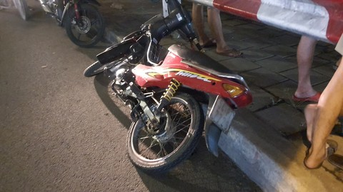 Tìm kiếm nam thanh niên cướp điện thoại rồi nhảy xuống sông mất tích Tim kiem nam thanh nien cuop dien thoai roi nhay xuong song mat tich