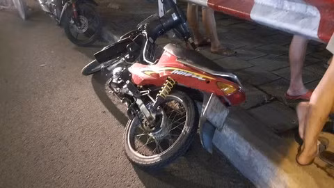 Tim kiem nam thanh nien cuop dien thoai roi nhay xuong song mat tich