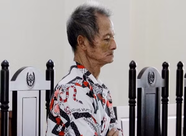  Cụ ông 78 tuổi lĩnh 20 năm tù vì hiếp dâm bé gái 8 tuổi: Ngày 17/8, TAND TP Cần Thơ tuyên án 20 năm tù đối với bị cáo Lê Văn Thông (78 tuổi, ngụ huyện Cờ Đỏ) về tội “Hiếp dâm người dưới 16 tuổi”. Theo cáo trạng, bị cáo Thông và bé gái 8 tuổi là hàng xóm. Hồi tháng 4, bé gái qua nhà bị cáo Thông để tìm cháu của ông này. Lúc này, nhà không có người nên bị cáo Thông kêu bé gái vào phòng ngủ rồi cho 50.000 đồng, sau đó thực hiện hành vi đồi bại với nạn nhân. Người cô ruột của bé gái nghe kể lại vụ việc nên đã đến công an trình báo.