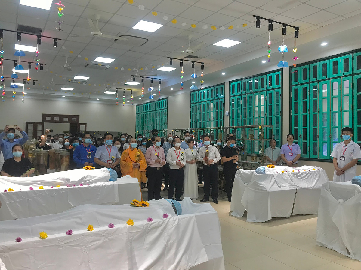 Lễ dâng hoa tri ân những người đã hiến thân thể cho Y học.