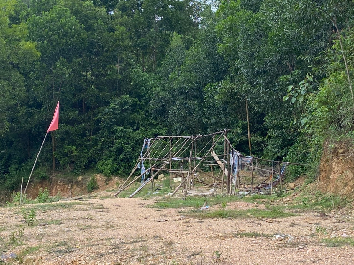 Chiếc lán này giờ chỉ còn phần khung, vắng bóng công nhân trên công trường xây dựng di tích này. Điều này chứng tỏ công trình này có dấu hiệu dừng thi công đã từ lâu. Từ đó kéo theo nhiều hạng mục có dấu hiệu hư hỏng, kém chất lượng, thiếu đi sự tôn nghiêm ở một di tích lịch sử quan trọng như trận địa pháo Bắc Ka Tang.