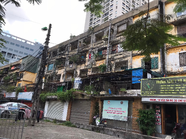 Qua khảo sát của phóng viên, một số hộ dân vẫn ở lại những khu tập thể xuống cấp nguy hiểm vì chưa đồng thuận với phương án bồi thường. Hoặc không muốn chuyển về những khu tái định cư ở xa do còn liên quan đến công việc làm ăn, học hành của con cái.