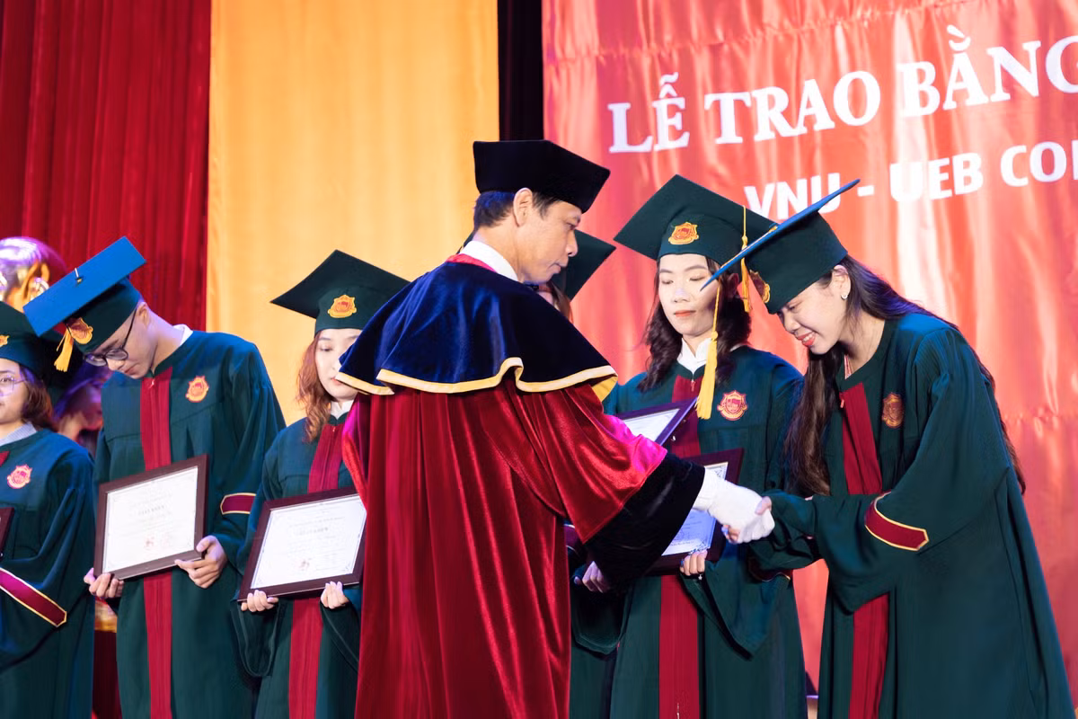 Thu khoa dau ra Dai hoc Kinh te noi gi giua on ao le tot nghiep?-Hinh-4