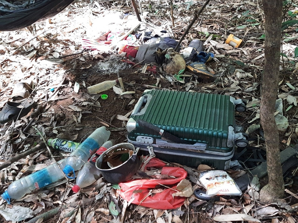 Toan canh vu 2 thi the tro xuong nam tren vong giua rung sau-Hinh-4