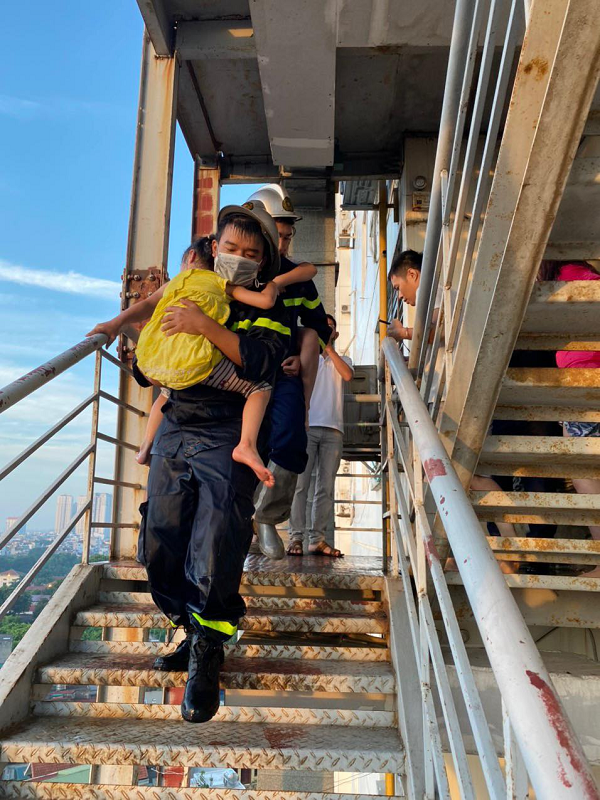 Cảnh sát đưa trẻ em thoát khỏi vụ hỏa hoạn.