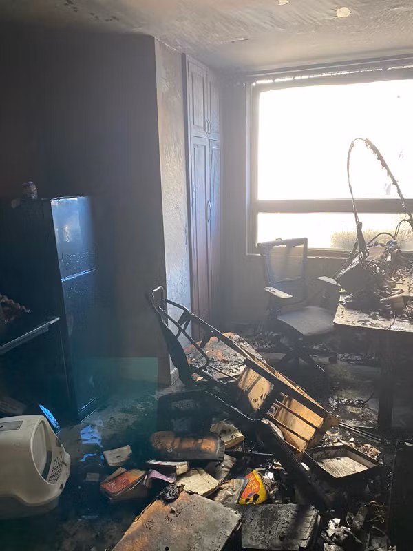 Ha Noi: Toan canh giai cuu 4 nguoi khoi dam chay tai chung cu-Hinh-3