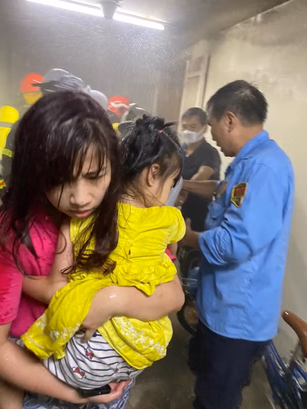 Ha Noi: Toan canh giai cuu 4 nguoi khoi dam chay tai chung cu-Hinh-4