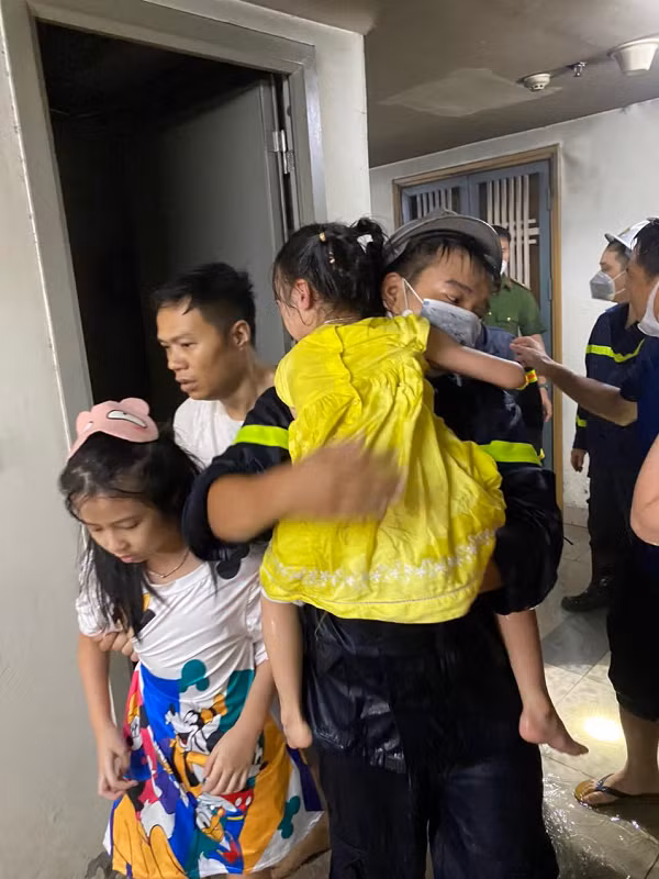 Ha Noi: Toan canh giai cuu 4 nguoi khoi dam chay tai chung cu