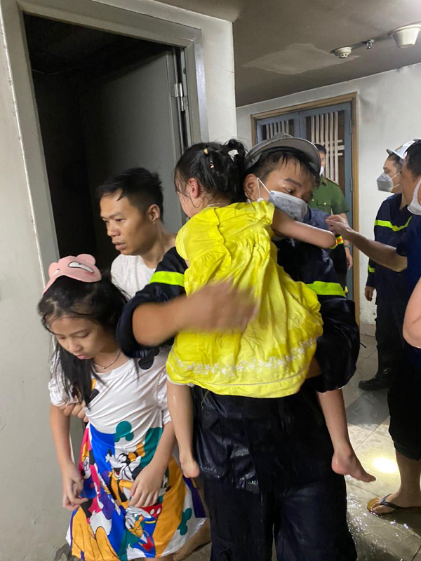 Sự việc xảy ra vào khoảng 05h30’ ngày 30/8 khi cơ quan chức năng nhận tin báo cháy tại căn hộ 1004 chung cư 197 đường Trần Phú, phường Văn Quán (quận Hà Đông, TP. Hà Nội). Theo thông tin ban đầu, lực lượng chức năng đã kịp thời giải cứu 4 người ở căn hộ bên cạnh ra ngoài an toàn. Thiệt hại về tài sản đang thống kê. Hiện nguyên nhân cháy đang được cơ quan chức năng điều tra, làm rõ.