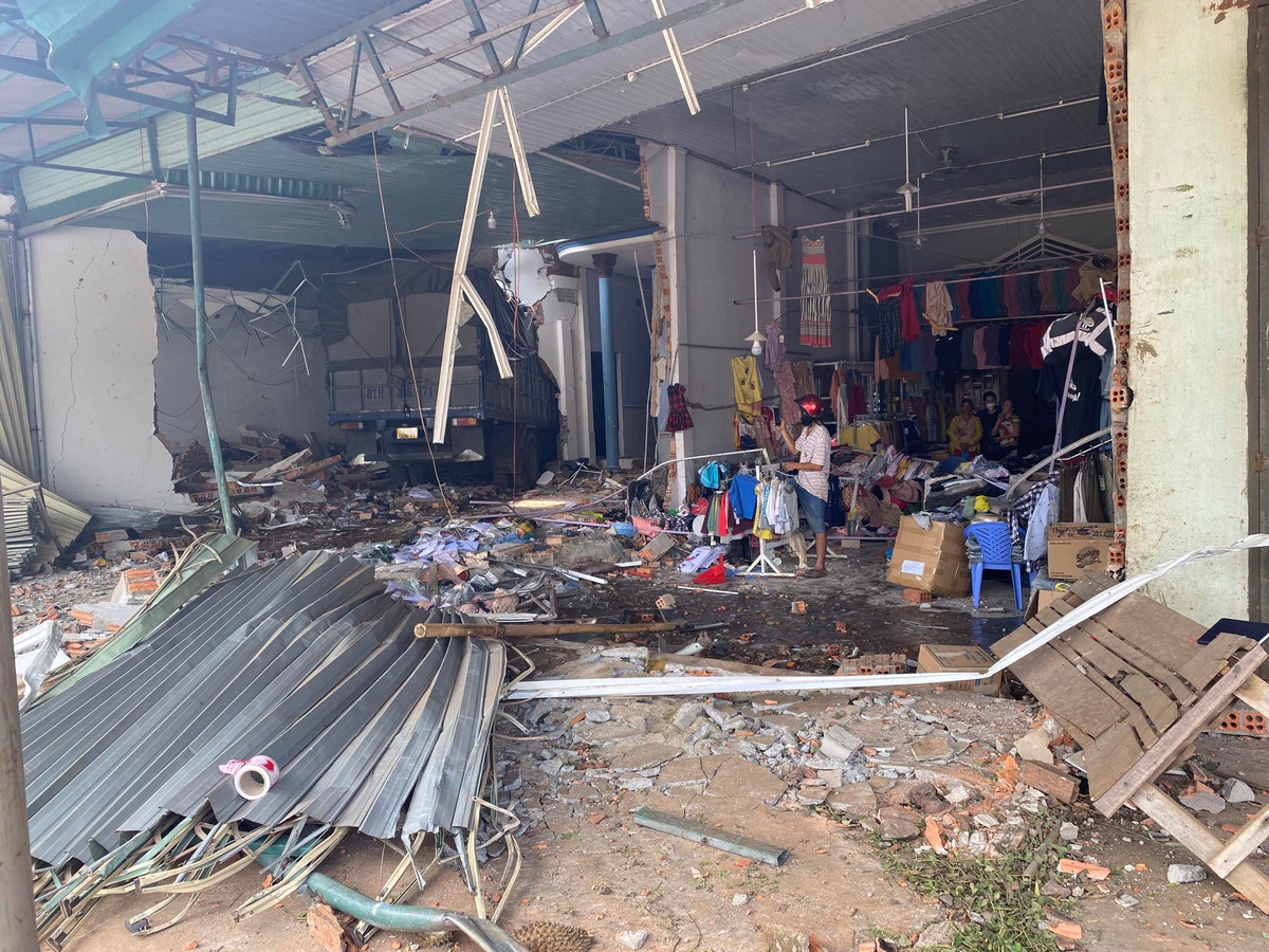 Hiện trường vụ tai nạn. Theo đó, vụ tai nạn xảy ra vào khoảng 9h sáng cùng ngày, một xe tải BKS 81H00671 khi đi đến chợ 312 thì va chạm với xe bán tải BKS 51D18339. Cả hai xe này cùng lao vào hàng loạt nhà dân bên đường. Chính quyền địa phương xác định, 2 xe trên đã lao thẳng vào nhà dân và làm hư hại nặng nhiều tài sản của 4 hộ dân ven đường. Tại hiện trường cửa kéo và tường nhà của một số hộ dân bị tông sập. Chiếc xe bán tải nằm lật ngang trước cửa 1 hộ dân trong khi chiếc xe tải biển số tỉnh Gia Lai nằm gọn trong nhà một hộ dân khác.