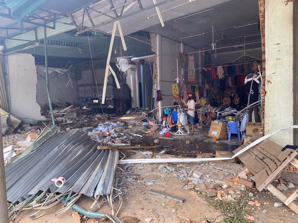 Hiện trường vụ tai nạn. Theo đó, vụ tai nạn xảy ra vào khoảng 9h sáng cùng ngày, một xe tải BKS 81H00671 khi đi đến chợ 312 thì va chạm với xe bán tải BKS 51D18339. Cả hai xe này cùng lao vào hàng loạt nhà dân bên đường. Chính quyền địa phương xác định, 2 xe trên đã lao thẳng vào nhà dân và làm hư hại nặng nhiều tài sản của 4 hộ dân ven đường. Tại hiện trường cửa kéo và tường nhà của một số hộ dân bị tông sập. Chiếc xe bán tải nằm lật ngang trước cửa 1 hộ dân trong khi chiếc xe tải biển số tỉnh Gia Lai nằm gọn trong nhà một hộ dân khác.