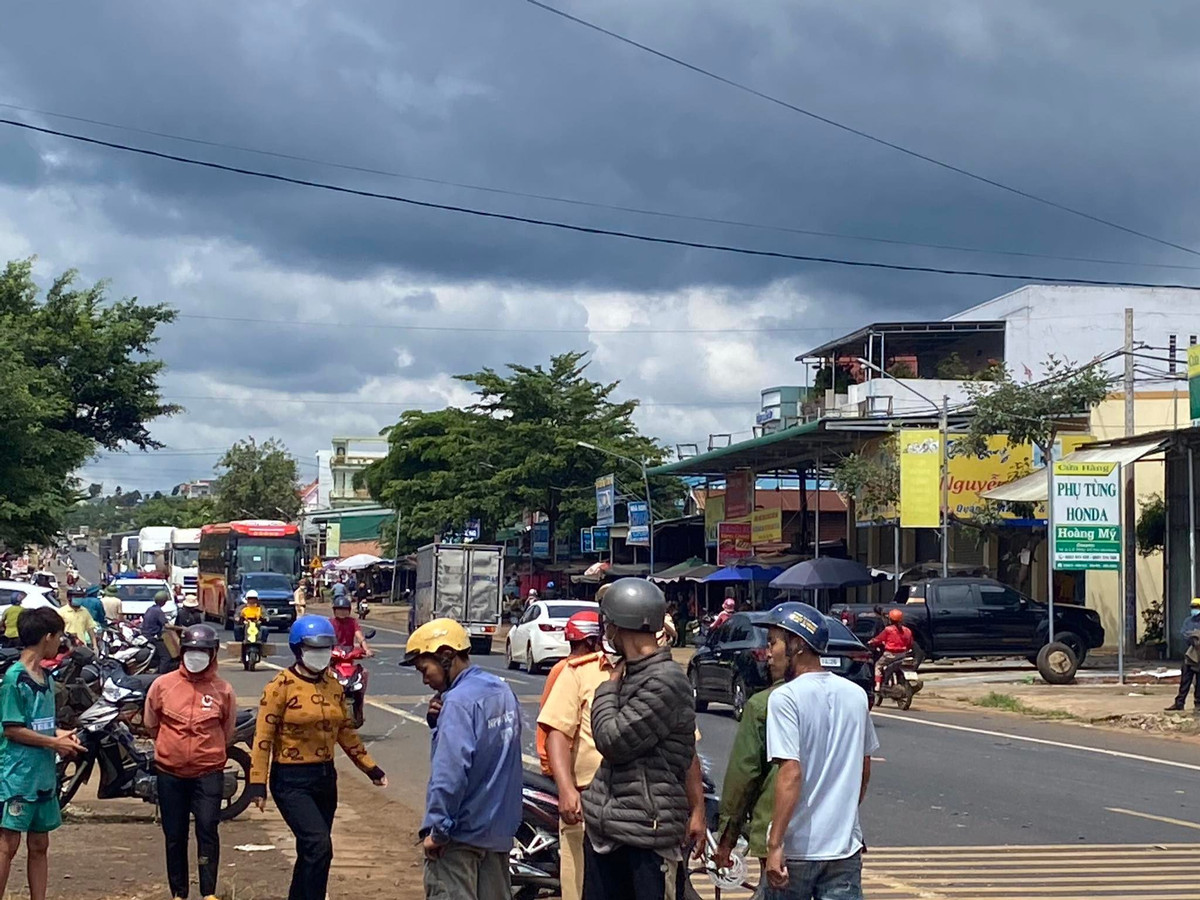 Người dân khu vực tụ tập rất đông tại hiện trường vụ tai nạn. Trước đó, vào tháng 6/2020 cũng ngay tại khu vực chợ 312 cũng xảy ra một vụ tai nạn làm 6 người chết và 4 người khác bị thương. Nguyên nhân sau đó được xác định do xe tải mất phanh. Tài xế xe tải sau đó đã bị cơ quan chức năng truy tố về tội vi phạm quy định về tham gia giao thông đường bộ.