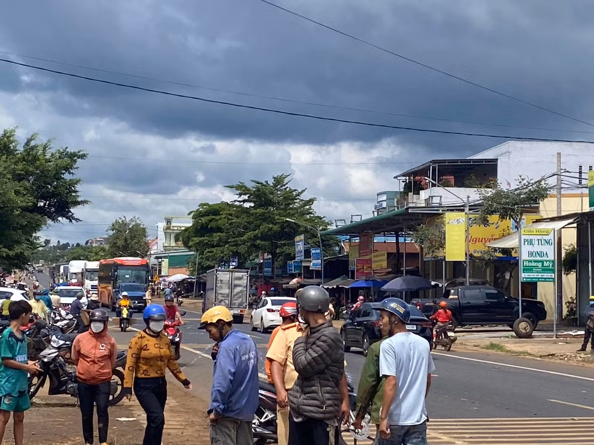 Người dân khu vực tụ tập rất đông tại hiện trường vụ tai nạn. Trước đó, vào tháng 6/2020 cũng ngay tại khu vực chợ 312 cũng xảy ra một vụ tai nạn làm 6 người chết và 4 người khác bị thương. Nguyên nhân sau đó được xác định do xe tải mất phanh. Tài xế xe tải sau đó đã bị cơ quan chức năng truy tố về tội vi phạm quy định về tham gia giao thông đường bộ.