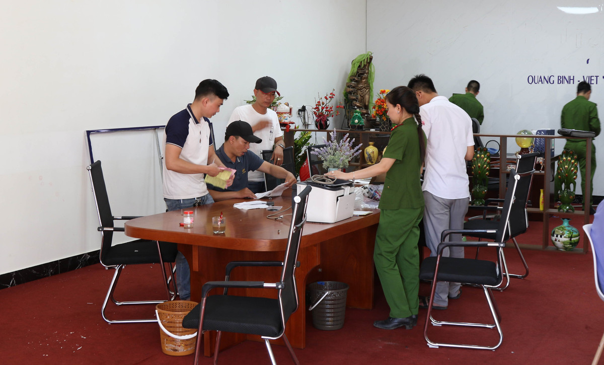 Quang Binh: Khoi to doi tuong lap san giao dich dien tu, chiem doat tai san-Hinh-2