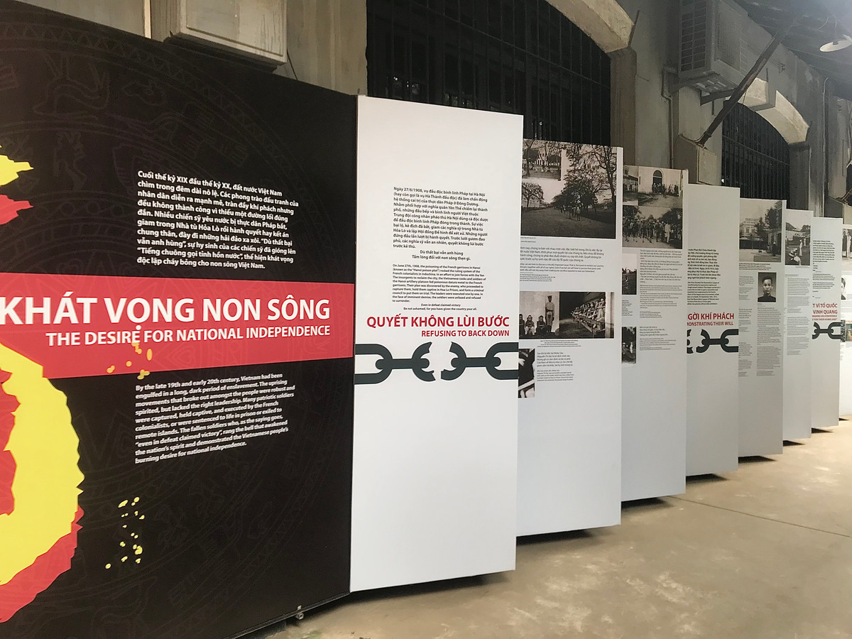 Một nhân viên bán hàng lưu niệm trong di tích chia sẻ: “Thời gian gần đầy lượng du khách tăng đột biến. Trước đa phần là khách nước ngoài, nhưng bây giờ có nhiều các bạn trẻ”.