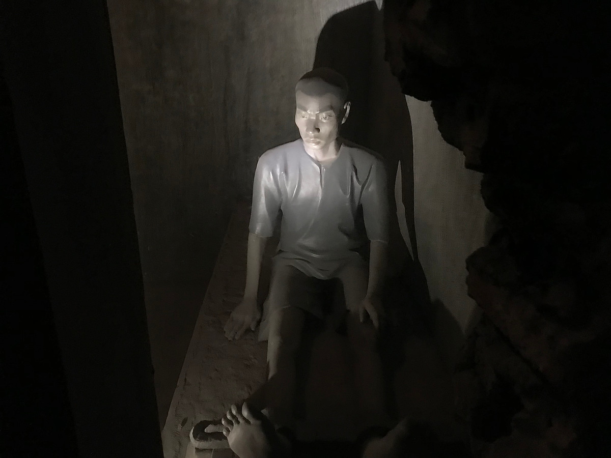 Hình ảnh người chiến sĩ yêu nước bị giam trong một căn phòng của khu Cachot, khu này để giam những chiến sĩ đấu tranh, vượt ngục, tuyên truyền cách mạng…