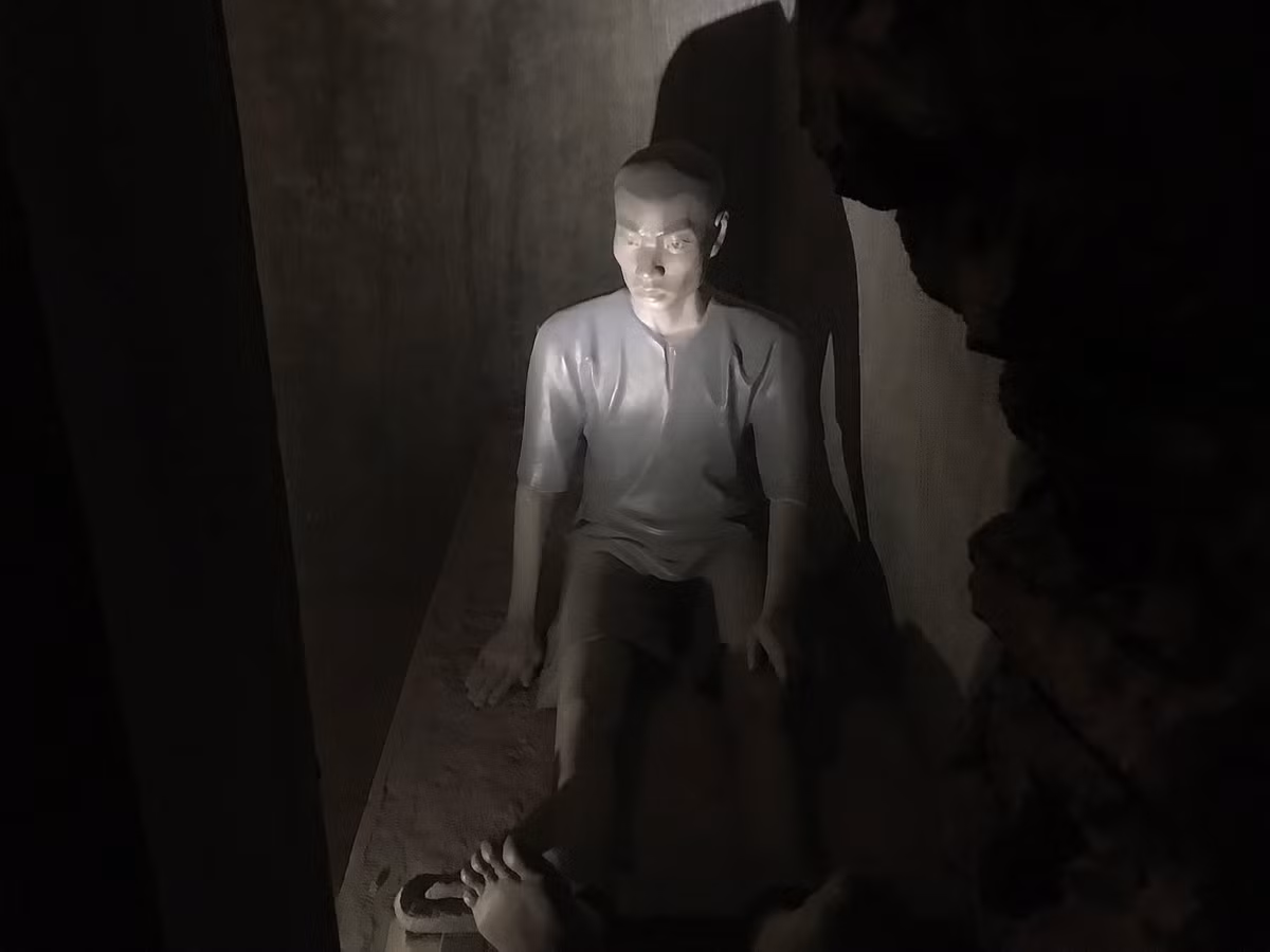 Hình ảnh người chiến sĩ yêu nước bị giam trong một căn phòng của khu Cachot, khu này để giam những chiến sĩ đấu tranh, vượt ngục, tuyên truyền cách mạng…