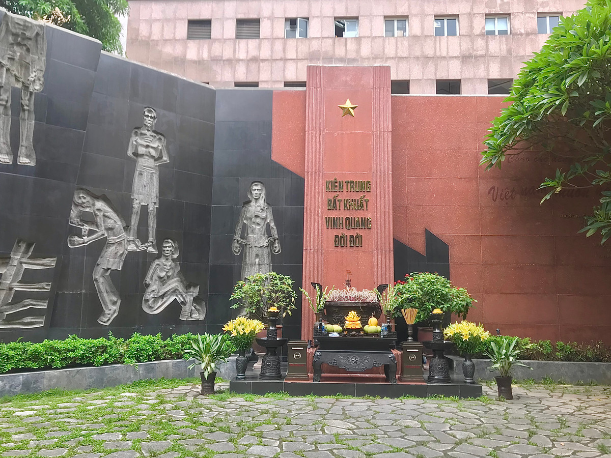 Có thể nói, việc khu di tích lịch sử Nhà tù Hoả Lò tạo ra các sản phẩm du lịch mới lạ, tận dụng sức ảnh hưởng của các nền tảng mạng xã hội để truyền thông đã giúp di tích thành công trong việc đưa lịch sử gần hơn đến với công chúng.