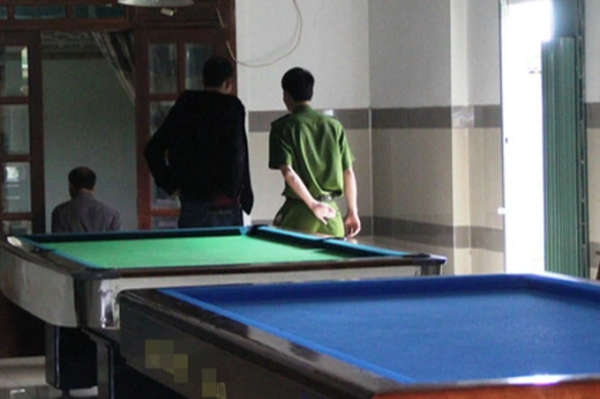  Cãi nhau khi chơi bi-a, nam thanh niên bị chọc gậy vào mắt, nguy kịch: Mới đây, anh Hà Văn S. (SN 1982; ngụ thôn Tiến, xã Quảng Nham) và Ngô Văn Năm (SN 1987, ngụ thôn Đức, xã Quảng Nham) rủ nhau chơi bi-a. Khi 2 bên đang chơi thì xảy ra cự cãi. Lúc này, Ngô Văn Năm cầm gậy chơi bi-a chọc thẳng vào mắt anh S. Bị chọc vào chỗ hiểm. Do vết thương nặng, anh S. được chuyển ra Hà Nội cấp cứu. Tuy nhiên, anh S. bị bệnh viện trả về do đã chết não. Hiện Ngô Văn Năm đang bị công an tạm giữ để điều tra.