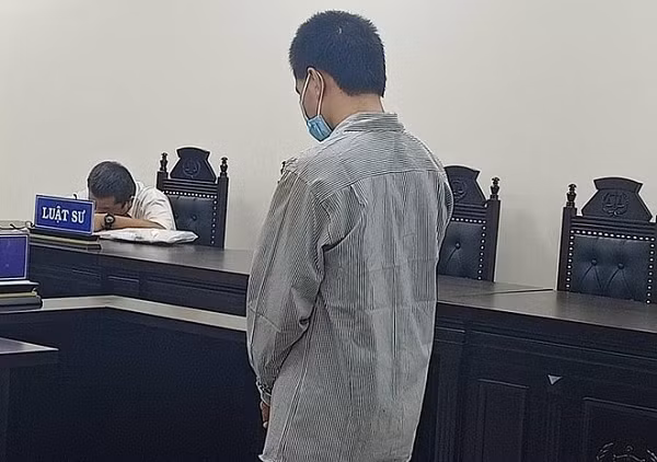  Mâu thuẫn trong lúc ăn cưới dùng dao cứa cổ đối phương: Ngày 15/8, TAND TP Hà Nội đưa bị cáo Đặng Văn Nghị (SN 1991, trú ở xã Đông Xuân, huyện Sóc Sơn, TP Hà Nội) ra xét xử sơ thẩm về tội “Giết người”. Người bị hại là anh Đặng Văn Sáng (SN 1994), cũng trú ở huyện Sóc Sơn và có họ hàng gần với bị cáo. Theo cáo trạng, ngày 17/11/2018, Nghị và anh Sáng được mời ăn cưới nhà hàng xóm, trong lúc ăn cưới thì 2 người xảy ra cãi vã, Nghị cầm dao cứa vào cổ anh Sáng. Do được cấp cứu kịp thời nên nạn nhân không tử vong. Đặng Văn Nghị bị phạt 7 năm tù. >>> Mời độc giả xem thêm video Kẻ vượt ngục Triệu Quân Sự giết người vì mê chơi game: