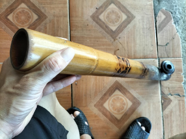  Thiệt mạng vì mượn cái điếu cày: Nạn nhân vụ việc là T.Đ.T (SN 1998, trú tại thôn Cây Rường, xã An Bình, huyện Lạc Thủy, tỉnh Hòa Bình).Nghi phạm được xác định là B.V.H (SN 1990, trú tại thôn Đồng Rặt, xã An Bình). Vào ngày 14/8 nhóm của anh B.V.H đang ngồi uống nước tại một quán ven đường thuộc thôn Chợ Đập, thì anh T.Đ.T (nạn nhân) và các bạn cũng đến đây uống nước. Sau khi hỏi mượn điếu cày hút thuốc không được, hai bên đã xảy ra xô xát. Lúc này anh B.V.H dùng ống điếu đập vào người T.Đ.T khiến nạn nhân tử vong.