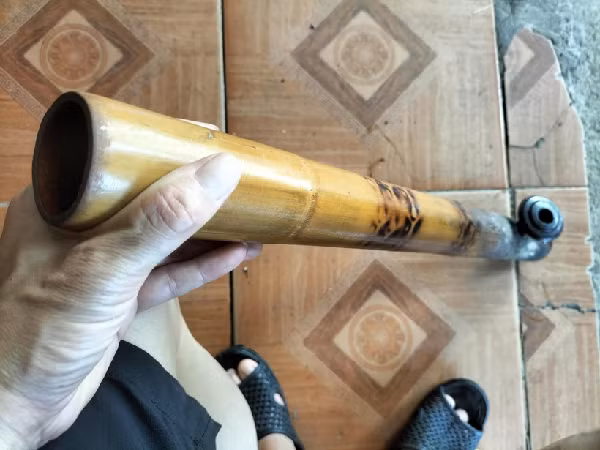  Thiệt mạng vì mượn cái điếu cày: Nạn nhân vụ việc là T.Đ.T (SN 1998, trú tại thôn Cây Rường, xã An Bình, huyện Lạc Thủy, tỉnh Hòa Bình).Nghi phạm được xác định là B.V.H (SN 1990, trú tại thôn Đồng Rặt, xã An Bình). Vào ngày 14/8 nhóm của anh B.V.H đang ngồi uống nước tại một quán ven đường thuộc thôn Chợ Đập, thì anh T.Đ.T (nạn nhân) và các bạn cũng đến đây uống nước. Sau khi hỏi mượn điếu cày hút thuốc không được, hai bên đã xảy ra xô xát. Lúc này anh B.V.H dùng ống điếu đập vào người T.Đ.T khiến nạn nhân tử vong.