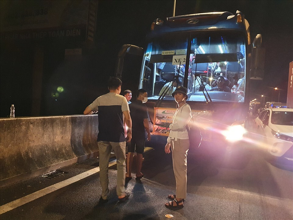 Tại hiện trường, anh T.P (ngụ quận 11, TP HCM) – tài xế có xe bị hư hỏng do vụ tai nạn cho biết, vào thời điểm xảy ra vụ tai nạn, anh đang đi chậm để vào trạm thu phí Long Phước. Tuy nhiên, ở phía sau các phương tiện bị tông dồn tới khiến anh không thể xử lý được tình huống. (Ảnh: Lao động)