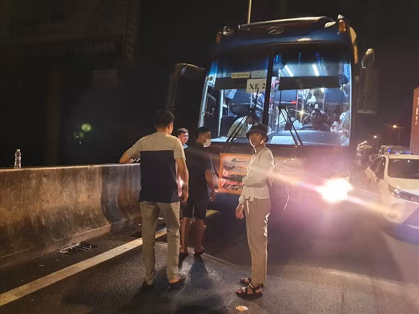 Tại hiện trường, anh T.P (ngụ quận 11, TP HCM) – tài xế có xe bị hư hỏng do vụ tai nạn cho biết, vào thời điểm xảy ra vụ tai nạn, anh đang đi chậm để vào trạm thu phí Long Phước. Tuy nhiên, ở phía sau các phương tiện bị tông dồn tới khiến anh không thể xử lý được tình huống. (Ảnh: Lao động)