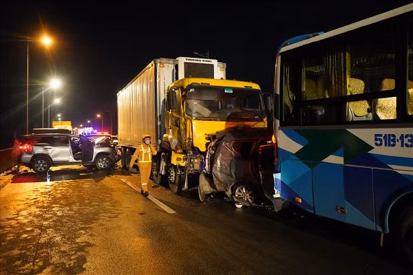 Sau hơn 1 giờ phong tỏa để phục vụ công tác xử lý hiện trường và di dời các phương tiện gặp nạn, cao tốc này đã được mở lại để các phương tiện lưu thông. (Ảnh: Lao động)