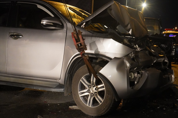 Trước đó, khoảng 19h45 cùng ngày, xe ô tô tải mang BKS 94C-015.31 do một tài xế (chưa rõ danh tính) điều khiển, lưu thông trên cao tốc TP HCM – Long Thành – Dầu Giây theo hướng từ Đồng Nai đi TP HCM. Khi đến đoạn gần trạm thu phí Long Phước (TP Thủ Đức) thì phương tiện này bất ngờ mất lái, mất phanh và tông vào dòng phương tiện phía trước dẫn đến tai nạn giao thông liên hoàn. (Ảnh: Lao động)