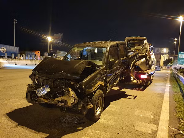 Một xe ô tô bị hư hỏng nặng sau vụ tai nạn. (Ảnh: Lao động)